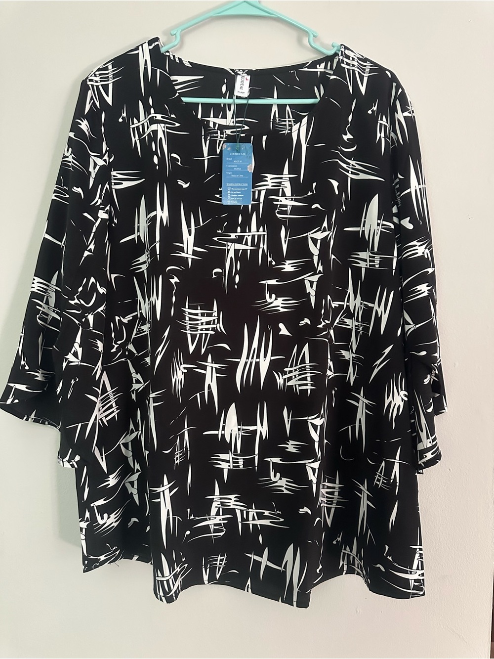 KUOTAI Black and White Abstract Print Blouse